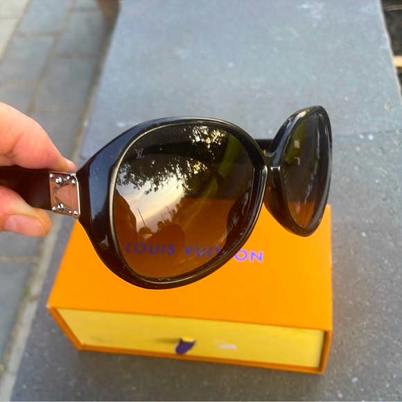 Louis Vuitton Black large frame sunglasses with silver sparkles w/unbranded box - Picture 2 of 9